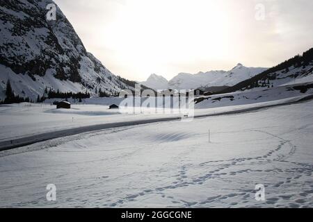 Coucher de soleil d'hiver avec Snowy Mountains dans les Alpes autrichiennes Banque D'Images