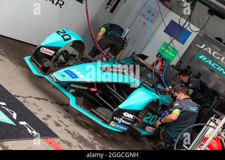 Puebla, Mexique - 19 juin 2021 : Autodromo Miguel E. Abed. AIMA, E-Prix du Niobium Puebla CBMM. Mitch Evans voiture No. 20, de Jaguar Racing obtenir fixé pour la course sur la boîte de l'écurie PIT. À l'E-Prix CBMM Niobium Puebla. Banque D'Images