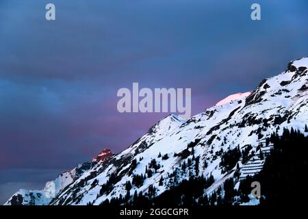 Coucher de soleil dans les Alpes avec Pink Mountain en hiver Banque D'Images