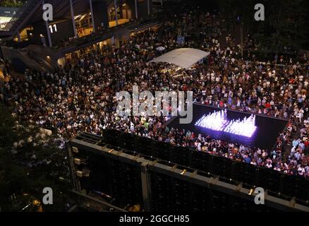 Flushing Meadow, United a déclaré. 30 août 2021. Les foules se rassemblent et attendent d'entrer au stade Arthur Ashe pour la séance de nuit lors de la première partie des Championnats de tennis américains 2021 au centre national de tennis de l'USTA Billie Jean King, le lundi 30 août 2021 à New York. Photo de John Angelillo/UPI crédit: UPI/Alay Live News Banque D'Images