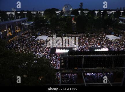 Flushing Meadow, United a déclaré. 30 août 2021. Les foules se rassemblent et attendent d'entrer au stade Arthur Ashe pour la séance de nuit lors de la première partie des Championnats de tennis américains 2021 au centre national de tennis de l'USTA Billie Jean King, le lundi 30 août 2021 à New York. Photo de John Angelillo/UPI crédit: UPI/Alay Live News Banque D'Images