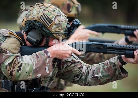 Les équipes participent à la «bataille de Bianchi» - un match à trois armes avec un fusil, un pistolet et un fusil de chasse au 50e Winston P. Wilson et au 30e championnat de compétence des forces armées aux armes de rencontre de fusil et de pistolet. Cinquante-trois équipes militaires se sont réunies pour la compétition organisée par le Centre d'entraînement de la Garde nationale au Centre d'entraînement de manœuvre Robinson du 27 août au 3 septembre 2020. (É.-U. Garde nationale de l'armée photo par Sgt. Michael Hunnisett) Banque D'Images