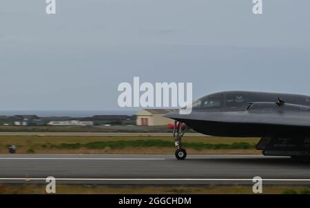 Deux bombardiers furtifs B-2 Spirit, affectés à la base aérienne de Whiteman, Missouri, retournent à la base aérienne de Keflavik, Islande, le 26 août 2021. Les bombardiers furtifs intégrés aux typhons, assignés à RAF Fairford, dans le cadre d'une opération de formation au Commandement européen des États-Unis pour améliorer l'interopérabilité des bombardiers. La formation avec les nations alliées contribue à nos forces prêtes et postées et nous permet de construire des relations durables et stratégiques nécessaires pour faire face à un large éventail de défis mondiaux. (É.-U. Photo de la Force aérienne par Airman 1ère classe Victoria Hommel) Banque D'Images