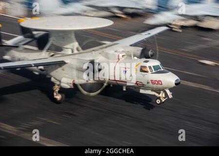 210829-N-CW176-1021 MER D'ARABIE (AOÛT 29, 2021) – un avion de reconnaissance E-2D Hawkeye, attaché aux « queues de tigre » de l’escadron d’alerte précoce aéroporté (VAW) 125, atterrit sur le pont de vol du porte-avions USS Ronald Reagan (CVN 76) dans la mer d’Arabie, le 29 août. Ronald Reagan est le navire amiral du Carrier Strike Group 5 et est déployé dans la zone d'opérations de la 5e flotte des États-Unis à l'appui des opérations navales afin d'assurer la stabilité et la sécurité maritimes dans la région centrale, Reliant la Méditerranée et le Pacifique à travers l'ouest de l'océan Indien et trois points d'étranglement stratégiques. (É.-U. Bleu marine ph Banque D'Images