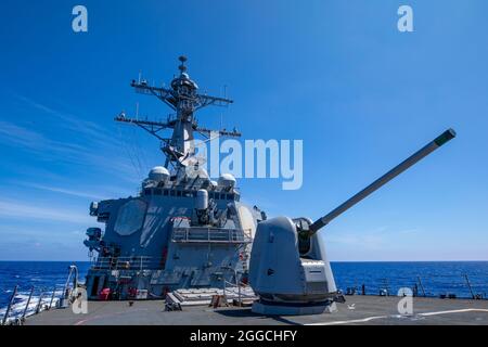 MER DES PHILIPPINES (août 25, 2021) le destroyer de missiles guidés de classe Arleigh Burke USS Barry (DDG 52) effectue des opérations de routine dans la mer des Philippines. Barry est déployé commandant de soutien de la Force opérationnelle (CTF 71)/escadron Destroyer (DESRON 15), le plus grand DESRON déployé à l'avant de la Marine et la principale force de surface de la 7e flotte américaine. (É.-U. Navy photo by Mass communication Specialist 3rd Class Justin Stack) Banque D'Images