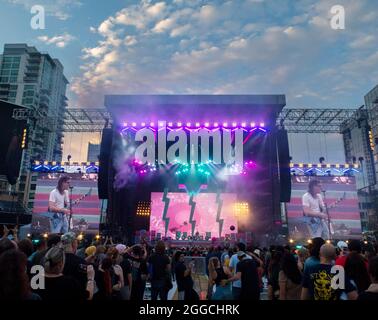 29 août 2021, San Diego, Californie, États-Unis: Le groupe Weezer se produit en direct lors d'un concert lors de la Hella Mega Tour à Petco Park. Les groupes tombent dehors Boy et Green Day également joué. (Image de crédit : © K.C. Fil de presse Alfred/ZUMA) Banque D'Images