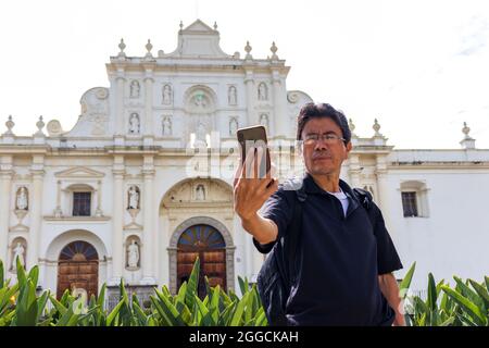 homme hispanique prenant un selfie devant la cathédrale principale d'antigua guatemala Banque D'Images