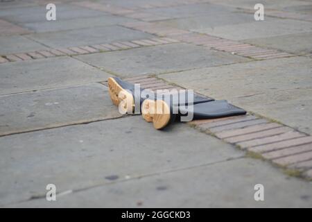 Bogota, Colombie. 30 août 2021. Lors de la représentation sur la Plaza de Bolivar par des mères des « faux positifs » (meurtres de civils innocents passés comme victimes de guérilla au combat), des bottes noires ont été placées sur le sol pour représenter la manière dont ces civils ont été assassinés et mis sur un uniforme militaire à Bogota, Colombie le 30 août 2021 crédit: Long Visual Press/Alamy Live News Banque D'Images