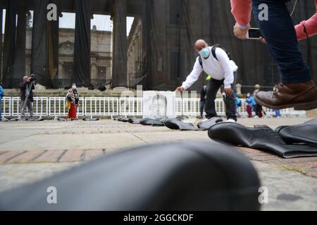 Bogota, Colombie. 30 août 2021. Au cours de la représentation menée sur la Plaza de Bolivar par des mères des « faux positifs » (meurtres de civils innocents passés comme victimes de guérilla au combat), des portraits des personnes assassinées ont été exposés à Bogota, en Colombie, le 30 août 2021. Crédit : long Visual Press/Alamy Live News Banque D'Images