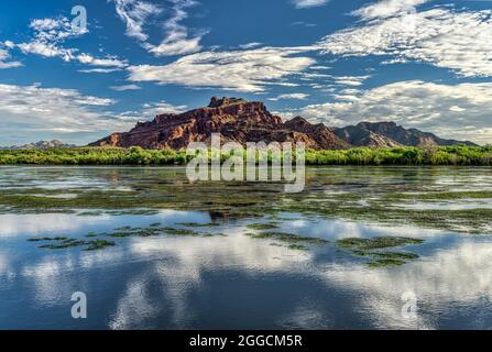 Red Mountian, alias, Mt. McDowell, dans le désert de Sonoran près de Phoenix, Arizona Banque D'Images