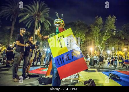 Barcelone, Espagne. 30 août 2021. La première ligne de défense dans les manifestations anti-gouvernementales en Colombie, Ricardo 'Prope' gestes pendant la manifestation.environ 200 personnes ont manifesté devant l'Arc de Triomf à Barcelone contre les 6402 exécutions extrajudiciaires commises par l'armée dans le contexte du conflit armé colombien, phénomène connu sous le nom de « faux positifs ». Credit: SIPA USA/Alay Live News Banque D'Images