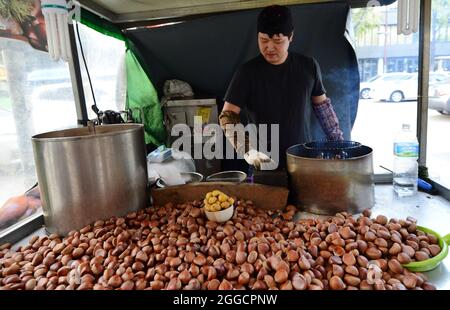 Un homme coréen torréfaction de châtaignes à Insadong, Séoul, Corée du Sud. Banque D'Images