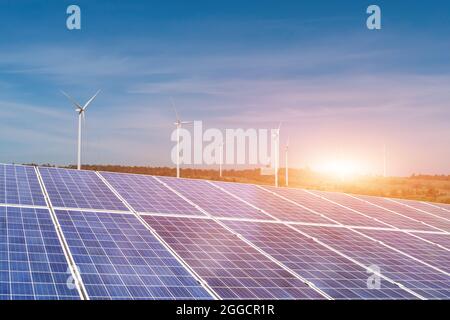 panneaux solaires avec éoliennes sur fond bleu ciel. Photovoltaïque, source d'électricité alternative. Concept de ressources durables. Banque D'Images