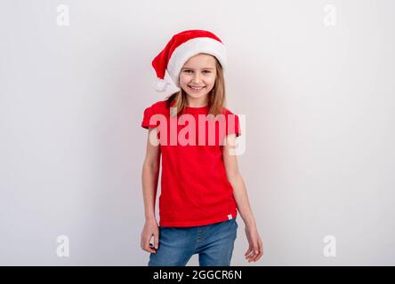 Petite fille dans chapeau de père noël à l'intérieur Banque D'Images