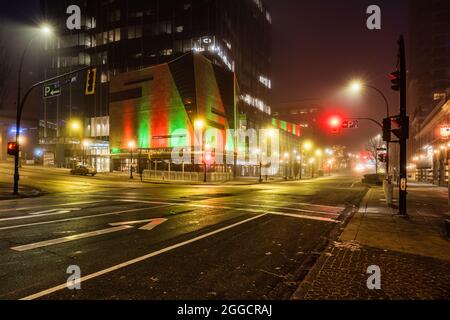 NEW WESMINSTER, CANADA - 24 DÉCEMBRE 2020 : rue nocturne avec éclairage brumeux matin. Banque D'Images