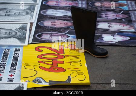 Bogota, Colombie. 30 août 2021. Une bannière lit "le 6402 ne l'oubliera jamais" lors de la commémoration de la journée internationale des victimes de la disparition de la force en tant que mères et proches parents de jeunes tués dans des "faux positifs" (Falsos Positivos) en Colombie, se produire sur la Plaza de Bolivar à Bogota, en Colombie, le 30 août 2021. Crédit : long Visual Press/Alamy Live News Banque D'Images