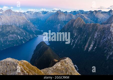 Milford Sound Piopiotahi et Darran Mountains depuis Mitre Peak, parc national Fiordland Banque D'Images