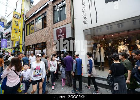 Le quartier commerçant animé de Myeongdong à Séoul, en Corée du Sud. Banque D'Images