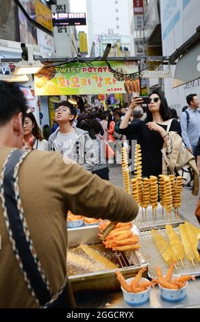 Vendeurs de nourriture de rue dans le quartier commerçant populaire de Myeongdong, Séoul, Corée du Sud. Banque D'Images