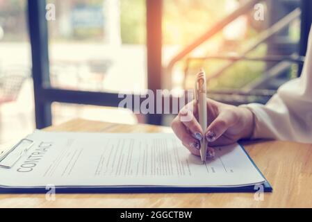 Belle femme d'affaires en utilisant le stylo signature sur le nouveau contrat à commencer des projets. Travail femme extérieur. Concepts d'affaires. Banque D'Images