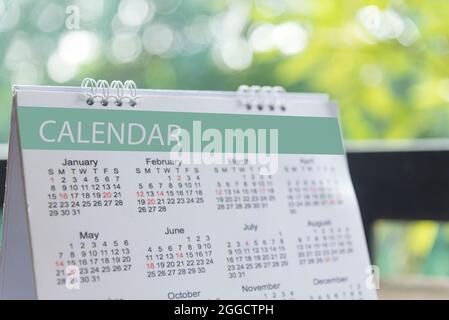 Calendrier 2019 Planificateur d'événements. Gros plan sur le calendrier du bureau avec bokeh et lumière du soleil comme arrière-plan avec espace de copie. Planifier à l'aide de la fonction timeta du calendrier Banque D'Images