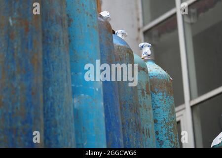 Bouteilles bleues avec oxygène liquide pour les établissements médicaux. Photo de haute qualité Banque D'Images