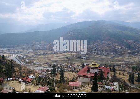 Paro est une ville historique avec de nombreux sites sacrés et bâtiments historiques dispersés dans la région. Construit en 1646, Rinpung Dzong abrite le monasti Banque D'Images