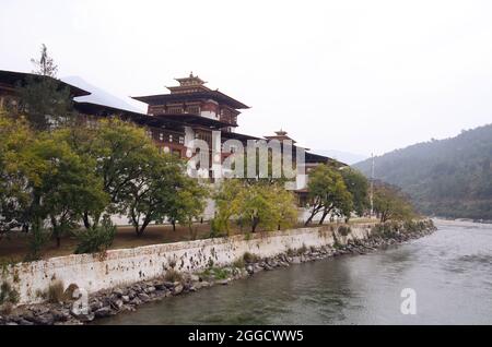 Vue sur Punakha Dzong (fort), le centre administratif du district de Punakha et le fleuve Mo Chhu, Bhoutan Banque D'Images