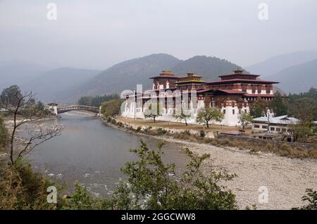 Punakha Dzong (monastère fortifié), le centre administratif du district de Punakha et le fleuve Mo Chu, Bhoutan Banque D'Images