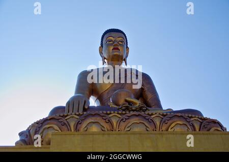 Vue de face de la statue du Grand Bouddha Dordenma du Bouddha Shakyamuni, prise de la base du piédestal, Kuensel Phodrang, Thimphu, Bhoutan Banque D'Images