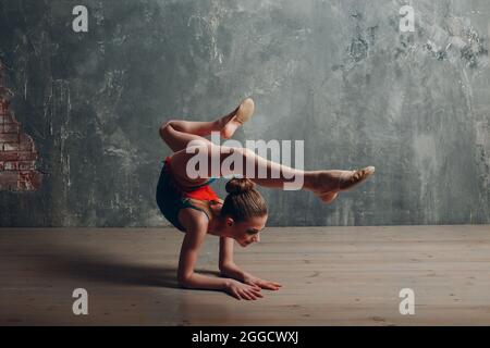 Jeune fille professionnelle gymnaste femme danse gymnastique rythmique au studio. Banque D'Images