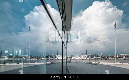 Hambourg, Allemagne. 14 juillet 2021. Les nuages au-dessus de Hambourg se reflètent dans la façade du 'Stage Theatre im Hafen', où se produit la comédie musicale 'The Lion King'. Credit: Markus Scholz/dpa/Alay Live News Banque D'Images