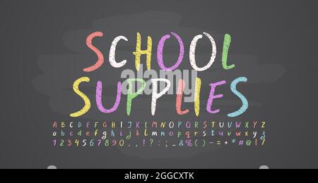 Police multicolore style craie scolaire. Lettres et chiffres vectoriels sur tableau noir. Illustration de Vecteur
