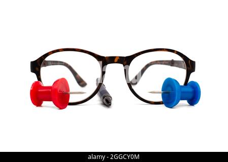 Lunettes de lecture avec cadres de tortoiseshell, stylo et pouce rouge et bleu coloré sur un fond blanc avec espace de copie dans une vie d'affaires encore Banque D'Images