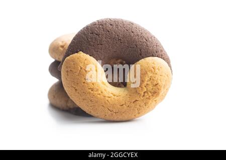 Biscuits ronds sucrés. Biscuits avec double saveur isolés sur fond blanc. Banque D'Images