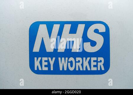 À l'extérieur de l'hôpital Redcar un autocollant bleu sur le dos d'une voiture blanche lisant NHS Key Worker Banque D'Images