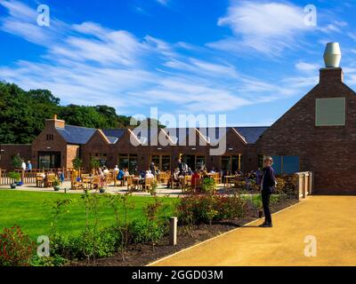 Extérieur des salons de thé à l'attraction de visiteurs de Kirkleatham muraled Garden avec des personnes à des tables à l'extérieur, le jour ensoleillé de l'été Banque D'Images