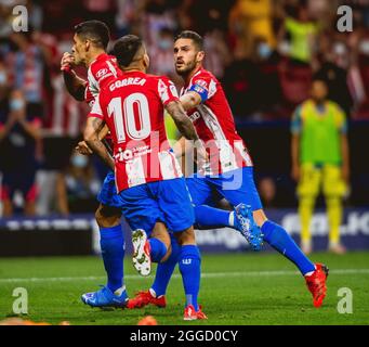 Estadio Wanda Metropolitano, Madrid, Espagne. 29 août 2021. La Liga football, Atletico de Madrid contre Villarreal Club de Futbol; Luis Suarez, Koke et Correa célébrant le premier objectif Atletico crédit: Action plus Sports/Alay Live News Banque D'Images