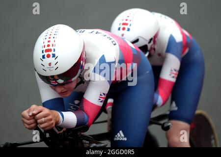 Sophie Unwin (à droite) en Grande-Bretagne avec la pilote Jenny Holl participe aux essais de temps en classe B des femmes au circuit international de Fuji au cours du septième jour des Jeux paralympiques de Tokyo en 2020 au Japon. Date de la photo: Mardi 31 août 2021. Banque D'Images