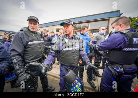 Des officiers de police écossais participent à un jeu de rôle recréant une manifestation lors d'un entraînement d'ordre public COP26 à la caserne de l'armée Craigiehall, South Queensferry, avant le sommet Cop26 à Glasgow. Date de la photo: Lundi 30 août 2021.