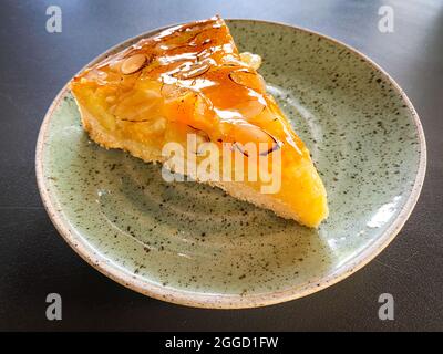 Beau gâteau avec des fruits placés sur la table Banque D'Images