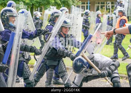 Des officiers de police écossais participent à un jeu de rôle recréant une manifestation lors d'un entraînement d'ordre public COP26 à la caserne de l'armée Craigiehall, South Queensferry, avant le sommet Cop26 à Glasgow. Date de la photo: Lundi 30 août 2021.