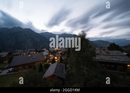 Le village de "Grächen" en Valais en Suisse en fin de soirée dans l'obscurité. Banque D'Images