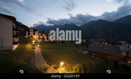 Le village de "Grächen" en Valais en Suisse en fin de soirée dans l'obscurité. Banque D'Images