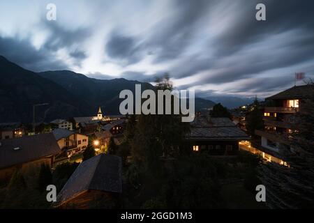 Le village de "Grächen" en Valais en Suisse en fin de soirée dans l'obscurité. Banque D'Images