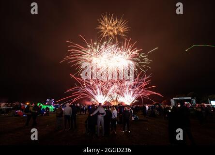 Le Yorkshire Balloon Fiesta 2021 se ferme avec un spectaculaire feu d'artifice, Drone et laser Show final à l'hippodrome de York. Date de la photo: Lundi 30 août 2021. Le festival de quatre jours est le plus grand festival de montgolfières que le Yorkshire ait jamais vu et inclut des divertissements pour enfants, de la musique live, de la nourriture et des boissons, ainsi qu'une grande foire. Banque D'Images