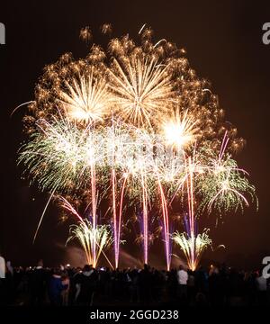 Le Yorkshire Balloon Fiesta 2021 se ferme avec un spectaculaire feu d'artifice, Drone et laser Show final à l'hippodrome de York. Date de la photo: Lundi 30 août 2021. Le festival de quatre jours est le plus grand festival de montgolfières que le Yorkshire ait jamais vu et inclut des divertissements pour enfants, de la musique live, de la nourriture et des boissons, ainsi qu'une grande foire. Banque D'Images