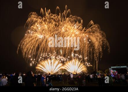 Le Yorkshire Balloon Fiesta 2021 se ferme avec un spectaculaire feu d'artifice, Drone et laser Show final à l'hippodrome de York. Date de la photo: Lundi 30 août 2021. Le festival de quatre jours est le plus grand festival de montgolfières que le Yorkshire ait jamais vu et inclut des divertissements pour enfants, de la musique live, de la nourriture et des boissons, ainsi qu'une grande foire. Banque D'Images