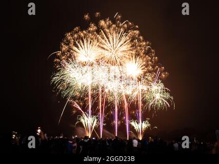 Le Yorkshire Balloon Fiesta 2021 se ferme avec un spectaculaire feu d'artifice, Drone et laser Show final à l'hippodrome de York. Date de la photo: Lundi 30 août 2021. Le festival de quatre jours est le plus grand festival de montgolfières que le Yorkshire ait jamais vu et inclut des divertissements pour enfants, de la musique live, de la nourriture et des boissons, ainsi qu'une grande foire. Banque D'Images