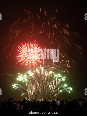 Le Yorkshire Balloon Fiesta 2021 se ferme avec un spectaculaire feu d'artifice, Drone et laser Show final à l'hippodrome de York. Date de la photo: Lundi 30 août 2021. Le festival de quatre jours est le plus grand festival de montgolfières que le Yorkshire ait jamais vu et inclut des divertissements pour enfants, de la musique live, de la nourriture et des boissons, ainsi qu'une grande foire. Banque D'Images